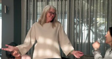 Okulda, kıdemli bir kadın terapistle ve ayakta duran bir grup insanla konuşuyor. Atölye, grup terapisi, sağlık, destek, iletişim, ruh sağlığı