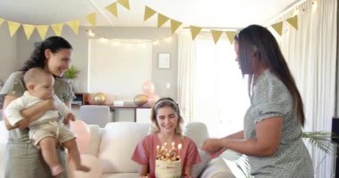 Doğum günü pastasında mum üfleyerek doğum günü partisi veren üç mutlu, çok ırklı ve beyaz bayan arkadaş. Kutlama, doğum günü, parti, yaz ve arkadaşlık kavramı.