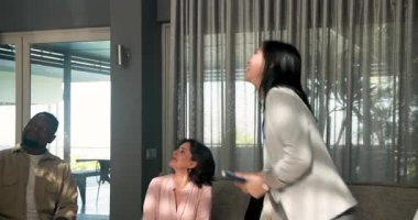 Okulda, terapist kadın ve erkek hastalarla birlikte konuşurken. Tartışma, danışmanlık, terapi, akıl sağlığı, eğitim, destek