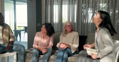 Okulda, kadın hastalara ve grup terapisindeki erkeklere hitap eden bir terapist. Danışmanlık, akıl sağlığı, destek, tartışma, iyileşme, psikoterapi