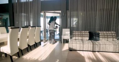 Sandalyeleri, terapistleri ve erkekleri grup terapisi için hazırlıyorum. Danışmanlık, akıl sağlığı, destek, toplantı, hazırlık, etkileşim