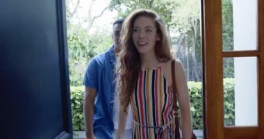 Mutlu adam ve partneri gülümsüyor, sarılıyor ve yeni eve giriyor ev sahipliği, ipotek. Yeni başlangıçlar. Yeni ev., aile hayatı, mutluluk, yaşam tarzı ve ilişki konsepti.