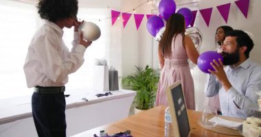 Çeşitli aileler evde yemek ve dekorasyonla doğum günü partisi hazırlıyorlar. Bar mitzvah, bat mitzvah, Aile, Ebeveynlik ve Kutlama Konsepti.