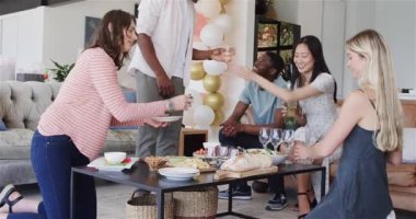 Bir hoş geldin partisinde yiyip içen bir grup mutlu arkadaş. Kutlama, parti, yaz ve arkadaşlık konsepti.