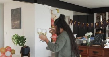 Mutlu siyah çift ve emeklilik partisinde dans eden yaşlı aile. Kutlama, emeklilik, parti, son sınıf yaşam tarzı ve aile kavramı.