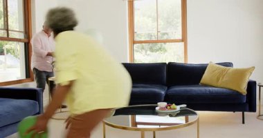 Mutlu kıdemli çift, parti için oturma odasını hazırlıyorlar, balonlarla dekore ediyorlar. parti, kutlama, yaşlılık, aşk, mutluluk, yaşam tarzı ve ilişki konsepti.