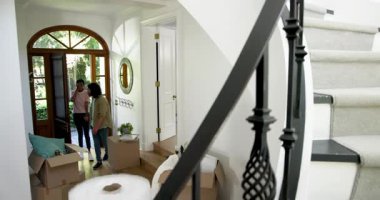 Mutlu bir adam heyecanlı bir partnere önderlik ediyor gözleri kapalı bir şekilde yeni evin kapısından giriyor ve ona etrafı gezdiriyor. Sürpriz, eve taşınma, ilişki, yaşam tarzı ve mülkiyet kavramı.