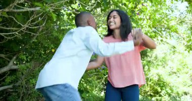 Çeşitli çiftler, adam ona evlenme teklif ediyor ve ikisi de sarılıp güneşli bahçede el ele tutuşuyorlar. Teklif, aşk, duygu konsepti.