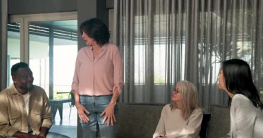 Ayakta duran, grup terapisi sırasında terapistlere hitap eden yaşlı kadınlar. Danışmanlık, destek, tartışma, iyileşme, ruh sağlığı, refah