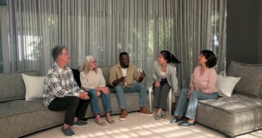 Terapist, ofis ortamında bir grup insanın olduğu bir adama sertifika veriyor. Başarı, başarı, tanınma, takım çalışması, çeşitlilik, şirket