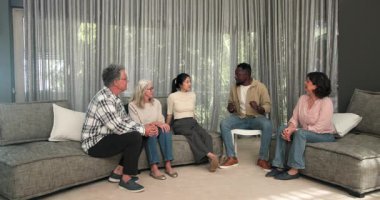 Terapist kadın heykel dağıtıyor, hastalar grup terapisinde oturuyor. Danışmanlık, psikoloji, destek, akıl sağlığı, iyileşme, iletişim