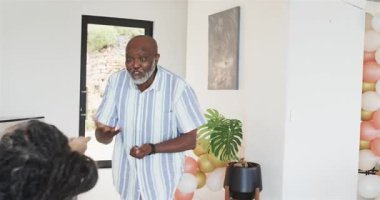 Mutlu siyah çift ve emeklilik partisinde dans eden yaşlı aile. Kutlama, emeklilik, parti, son sınıf yaşam tarzı ve aile kavramı.