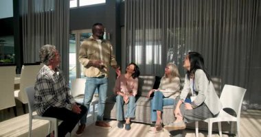 Okulda, terapist kadın ve erkek hastalarla birlikte konuşurken. Danışmanlık, terapi, akıl sağlığı, destek, grup, iletişim