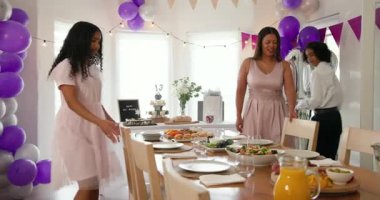 Çeşitli aileler geleneksel törenleri kutluyor, evde süslerle masada oturuyorlar. Bar mitzvah, bat mitzvah, Aile, ebeveynlik, gelenek ve kutlama konsepti.