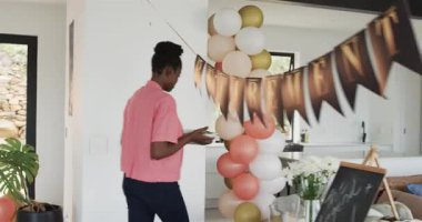 Mutlu siyah çift ve emeklilik partisinde dans eden yaşlı aile. Kutlama, emeklilik, parti, son sınıf yaşam tarzı ve aile kavramı.