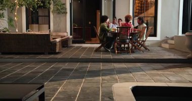 Kutlama partisinde çeşitli arkadaşlar tost yapıyor. Kutlama, akşam yemeği, yaşam tarzı, birliktelik ve arkadaşlık konsepti.