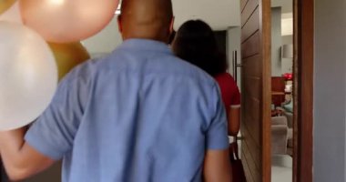 Bir grup mutlu, çok ırklı, siyah ve Çinli erkek ve kadın arkadaş eve girdiler, bir hoşgeldin partisinde selamlaşıp kucaklaştılar. Kutlama, parti, yaz ve arkadaşlık konsepti.