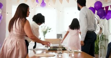 Çeşitli aileler geleneksel törenleri kutluyor, evde partiden sonra masaları temizliyor. Bar mitzvah, bat mitzvah, Aile, ebeveynlik, gelenek ve kutlama konsepti.