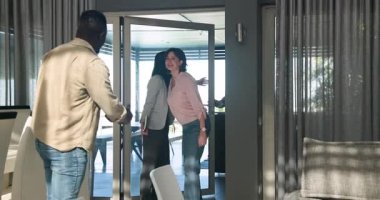 Terapist, kliniğe gülümseyerek gelen kıdemli hastaları selamlıyor. Sağlık, sağlık, yaşlılık, tedavi, tedavi, terapi, yaşlılar