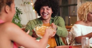 Mutlu çift ve arkadaşlar konuşuyor, abur cubur yiyor ve akşam yemeği partisinde şampanya içiyor. Kutlama, akşam yemeği, yaşam tarzı ve arkadaşlık konsepti.