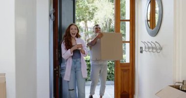 Mutlu adam ve partneri yeni bir eve taşınıyorlar, kutuları yeni bir eve taşıyorlar, aile hayatı, mutluluk, yaşam tarzı ve ilişki konsepti..