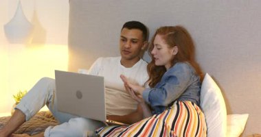 Mutlu kadın ve erkek ortağı laptopta görüntülü sohbet, yatakta nişan yüzüğü gösteren kadın. Nişan, aile hayatı, aşk, mutluluk, yaşam tarzı ve ilişki kavramı.