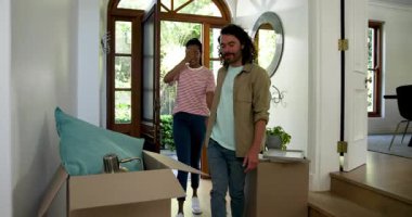 Yeni evin koridorunda gözleri kapalı, heyecanlı bir partnere etrafı gezdiren mutlu bir adam. Sürpriz, eve taşınma, ilişki, yaşam tarzı ve mülkiyet kavramı.