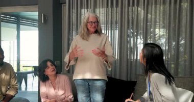 Terapi seansında konuşan ve el ele tutuşan bir terapist. Danışmanlık, destek, psikoloji, empati, iletişim, akıl sağlığı