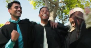 Mezuniyet elbisesi giyen, kep takan ve güneşli bir günde kutlama yapan mutlu, çok ırklı, beyaz ve Hintli erkek ve kadın arkadaşlar grubu. Kutlama, mezuniyet, eğitim ve arkadaşlık kavramı.