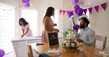 Kızları olan çeşitli çiftler evde yemek ve dekorasyonla birlikte doğum günü partisi hazırlıyorlar. Bar mitzvah, bat mitzvah, Aile, Ebeveynlik ve Kutlama Konsepti.