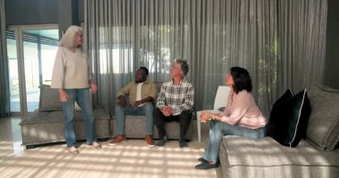 Grup terapisinde, yaşlı kadınlar seansta erkek ve kadın hastalara hitap ediyorlar. Danışmanlık, akıl sağlığı, grup oturumu, destek, etkileşim, iletişim