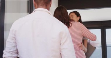 Bir grup mutlu çeşitliliğin eve girmesi ve bir eve taşınma partisinde kucaklaşması. Kutlama, parti, yaz ve arkadaşlık konsepti.