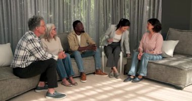 Terapist, arka planda bir grup insan olan bir adama sertifika veriyor. Sertifika, başarı, başarı, atölye, eğitim, tanınma