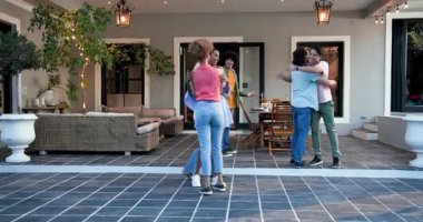 Nişan töreninde kucaklaşan farklı arkadaşlar ve yüzük gösteren bir kadın. Kutlama, nişan, akşam yemeği, yaşam tarzı ve arkadaşlık konsepti.