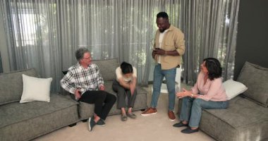 Terapist kadınlara heykel veriyor ve odada insanlarla fotoğraf çekiyor. Danışmanlık, terapi, akıl sağlığı, iyileşme, grup, toplum