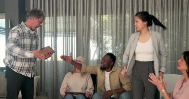 Terapist, kutlama için kadın ve erkeğe sertifika ve heykel veriyor. Ödül, takdir, başarı, başarı, başarı, seremoni