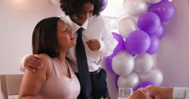 Çeşitli aileler geleneksel törenleri kutluyor, masada oturuyor, yemek yiyor ve evde sarılıyorlar. Bar mitzvah, bat mitzvah, Aile, ebeveynlik, gelenek ve kutlama konsepti.