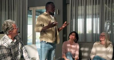 Terapist, kıdemli kadın ve erkek okul ortamında bir arada duruyorlar. Danışmanlık, destek, akıl sağlığı, rehberlik, refah, iletişim