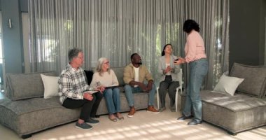 Okulda, terapist hastalarla konuşuyor ve sınıf ortamında el sıkışıyor. Terapi, danışmanlık, destek, akıl sağlığı, iletişim, oturum