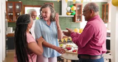 Kutlama yemeği partisinden önce çeşitli kıdemli arkadaşlarınızın konuşması ve kucaklaşması kutlu olsun. Kutlama, akşam yemeği, birliktelik, son sınıf yaşam tarzı ve arkadaşlık konsepti..