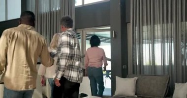 Terapist, erkek ve kadın hastaları kucaklıyor ve veda ediyor. Terapi, danışmanlık, destek, akıl sağlığı, profesyonel, oturum