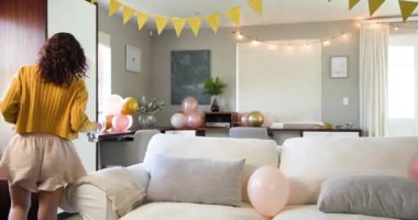 Güneşli oturma odasındaki bir doğum günü partisinde üç mutlu çok ırklı ve beyaz bayan arkadaş. Kutlama, doğum günü, parti, yaz ve arkadaşlık kavramı.