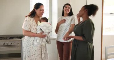 Üç tane mutlu, çok kültürlü ve zenci bayan arkadaş bebekleriyle konuşuyor ve güneşli mutfakta nişanlandıklarını duyuruyorlar. Kutlama, nişan, parti, yaz ve arkadaşlık konsepti.