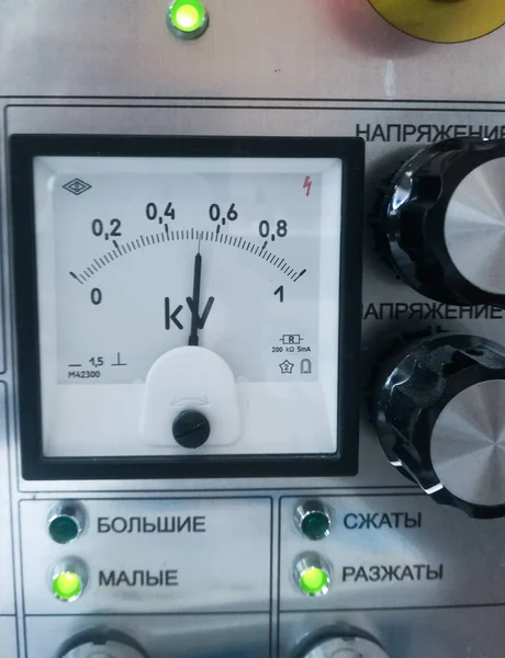 Alet panelindeki beyaz voltaj sensörleri