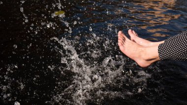 Kadınların bacakları su fırlatır. Sıçra, yaz havası.