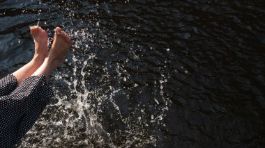 Kadınların bacakları su fırlatır. Sıçra, yaz havası.