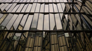 Cam bina çok pencereli. 