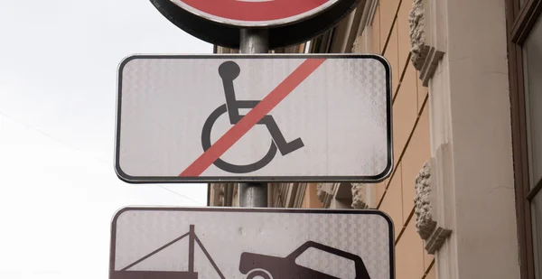 Парковка для инвалидов, инвалидное кресло не зачеркнуто — стоковое фото