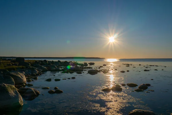Vacker Ljus Stenkust Myriad Stenar Stranden Stor Blå Sjö Och — Stockfoto