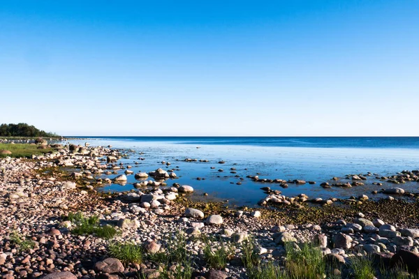 Vacker Ljus Stenkust Myriad Stenar Stranden Stor Blå Sjö Och — Stockfoto